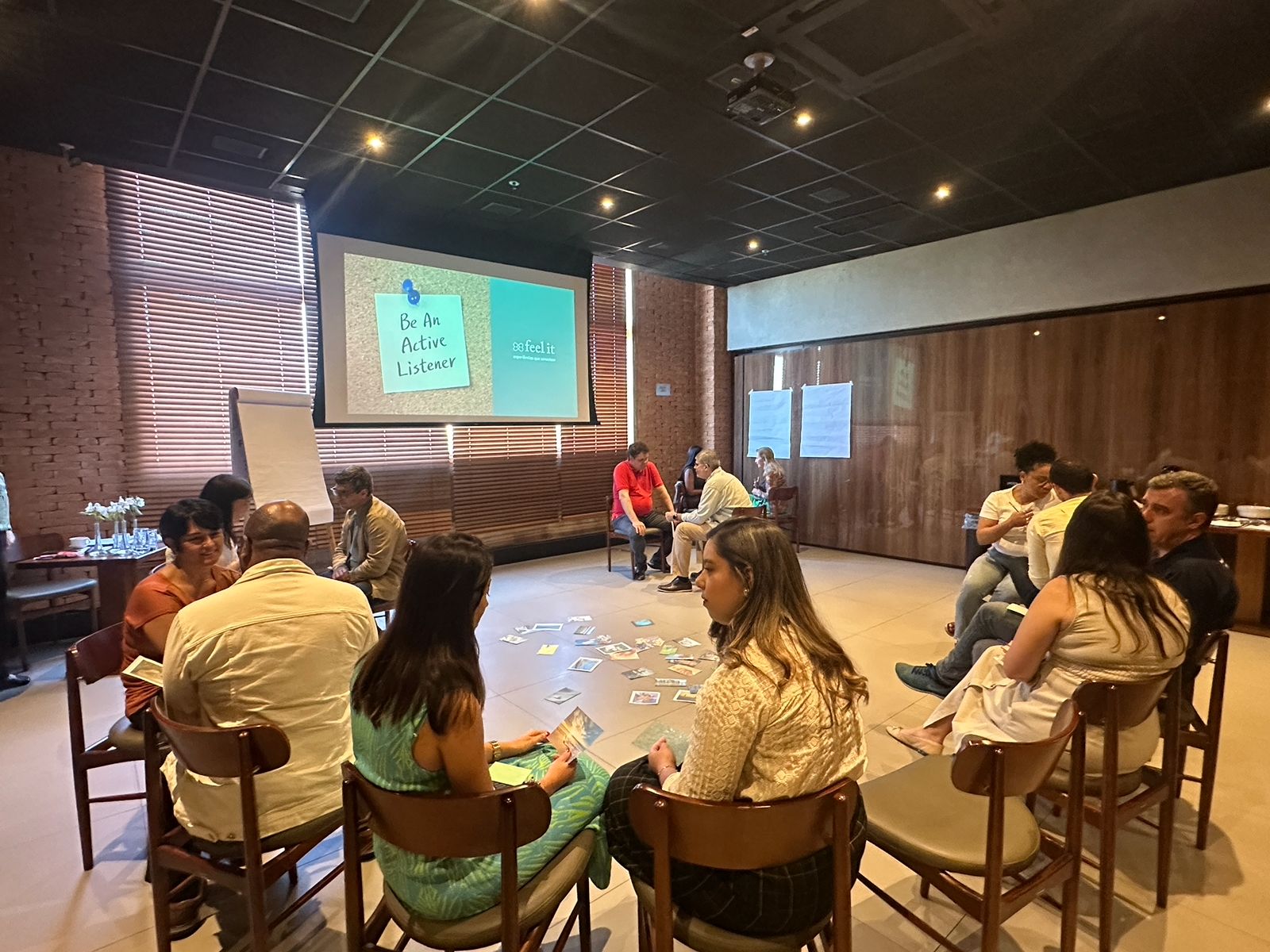 Grupo em círculo participando da experiência Conto e Vinho ou Café conduzida pela Feel It